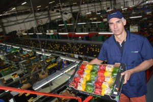 Manuel Galdeano mostrando los productos de Murgiverde.