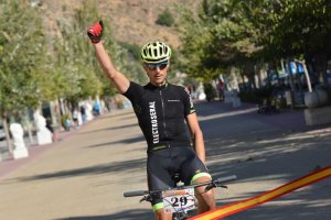 El ganador cruzando la línea de meta.