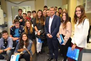 El rector de la Universidad de Almería, Carmelo Rodríguez, rodeado de estudiantes en la Semana de la Ciencia del año pasado.