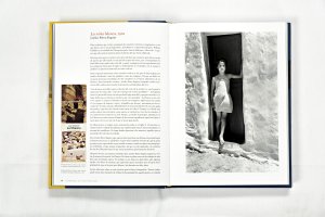 El libro incluye material que contextualiza el trabajo de los fotógrafos. Esta imagen, por ejemplo, muestra el escenario que Jorge Rueda montó en su 