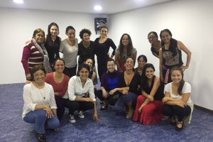 Anabel Veloso (cuarta por la derecha, fila de abajo) en la inauguración de la Casa de Flamenco de Bogotá.