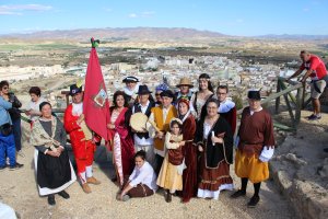 Decenas de personas con traje de época ascendieron al Espíritu Santo.