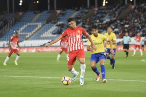 Hicham en una jugada del Almería-Cádiz.