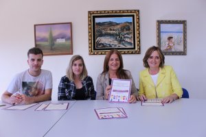 María Montoya, concejal de Educación, con la directora y monitores de la ludoteca.