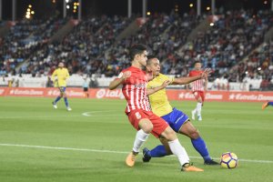 El lateral Fran Rodríguez en una acción del partido ante el Cádiz.