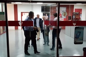 Alfonso García saliendo del club el domingo por la noche tras la reunión de urgencia.