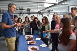 El investigador Fernando García Barroso con estudiantes en una degustación de insectos.