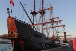 El Galeón Andalucía y la Nao Victoria, réplicas de los siglos XVI-XVII, atracados en el Muelle de Levante del Puerto de Almería.