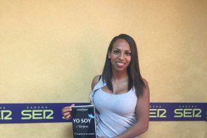 Fátima Saoud con un ejemplar de su libro que presentará este mes en Bibabuk.