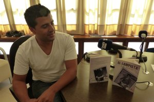 J,M. Almécija con su poemario El lampista.