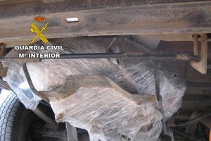 Encontraron adosado a los bajos de la furgoneta el motor y varias piezas de una moto.