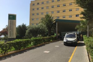 Una patrulla a las puertas de Consultas Externas de Torrecárdenas