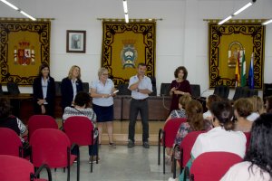 Reunión con representantes de la empresa y las trabajadoras del servicio de limpieza.