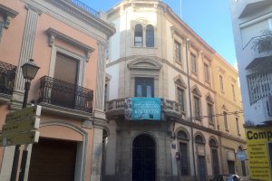 El edificio,  que se convertirá en viviendas y local comercial, destaca en la Plaza Marín.