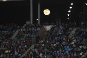 La afición en el campo y su equipo en la luna.
