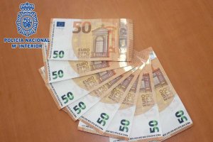 Los agentes le incautaron ocho billetes de cincuenta euros.
