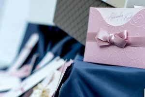 El hecho de incluir el número de cuenta en las invitaciones tiene su parte positiva. A los novios (y a sus padres) se les ahorra la responsabilidad d