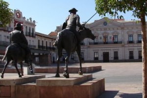 De fondo el Ayuntamiento de Alcázar de San Juan.
