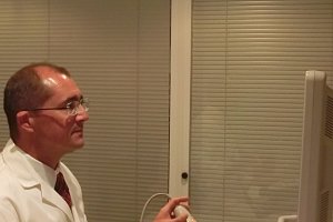 El dr. Iván Giménez ha intervenido a varias mujeres.