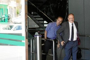 Luis Pérez Montoya sale de los juzgados tras declarar en la fase de instrucción