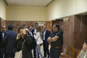 El ex vicepresidente de la Diputación Provincial, Luis Pérez Montoya, junto a su letrado antes de acceder a la sala de vistas.