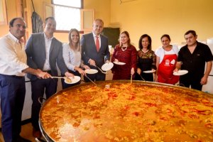 Exquisita y suculenta la paella que con tanto cariño prepararon a los mayores.