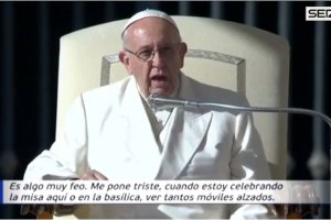 El Papa Franscico reconoce que no le gusta ver tanto móvil en sus misas.