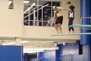 Momento previo a tirarse desde el trampolín.
