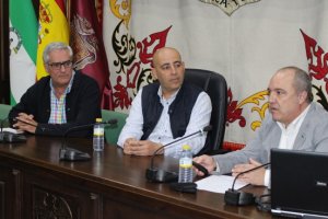 El alcalde con el edil de Urbanismo y el representante de la empresa encargada del plan.