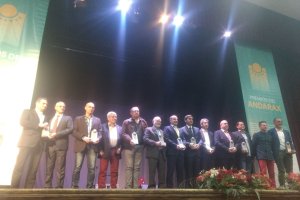Foto de familia de los galardonados con representantes de La Voz de Almería.