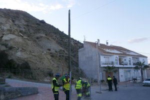 Operarios junto al cerro días después del desprendimiento que provocó evacuaciones.