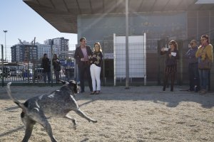 Ramón Fernández-Pacheco y Ana Martínez en el nuevo parque canino
