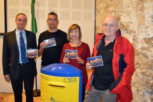 Presentación de la tarjeta postal ilustrada con una imagen de la Alcazaba de Domingo Leiva (derecha).