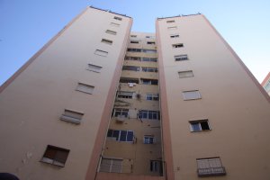 Los bajaron seis plantas por la fachada de este edificio en 2010
