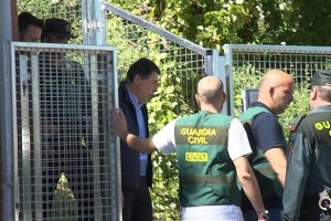 Ignacio González acompañado por la Guardia Civil.