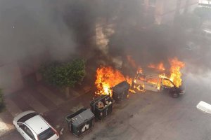 Momento del incendio del vehículo robado.
