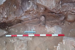 Restos hallados en la necrópolis existente en Macael Viejo (izquierda).