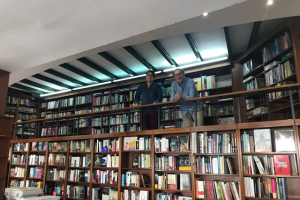 Nobel con sus estanterías repletas de libros.