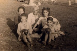 Imagen extraída del álbum familiar con Miguel Francisco, Ana Ayala y sus hijos, Sebastián entre ellos.