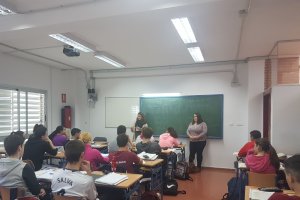 Imagen de las charlas en uno de los centros.