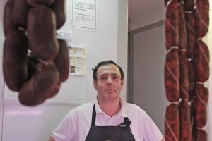 Luis Pardo empezó a trabajar en 1972 en la barraca de su padre y ahora es uno de los más antiguos de la Plaza.