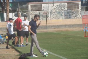 Miguel Corona viendo a sus muchachos matando moscas en el campo de la Vega.