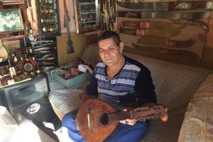 Ramón en su taller, con su apreciada bandurria, una pieza única construida por los Hermanos Moya en 1895.