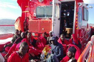 Ocupantes de una de las pateras rescatadas durante las últimas horas en el Mar de Alborán durante su traslado a Almería.
