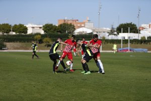 Darío Guti y Sergio disputando el balón.