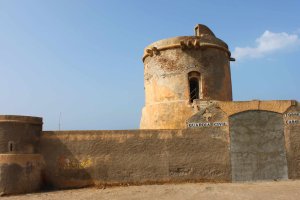 Torreón de San Miguel de Cabo de Gata que hasta la década de los 90 acogió el cuartel de Guardia Civil. Foto: Benreis
