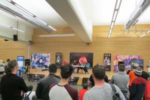 Decenas de aficionados se concentraron alrededor del escenario central de AlmeríaGo! para presenciar la charla de los dobladores de la popular serie 