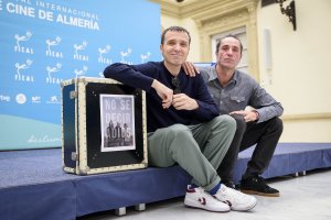 Lino Escalera y Damián París, con el cartel del filme.