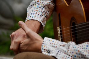 Detalle de las manos de Alejandro Aparicio durante una reciente actuación. (Foto: Yolanda Girón)