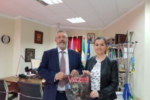 El alcalde y la técnico de Cultura presentando el evento.